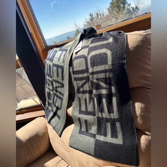 Fendi: Wool Scarf Vintage FENDI Mirrored - Picture 7 of 14